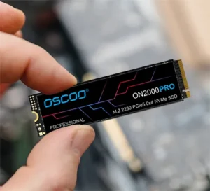 uomo che tiene in mano oscoo ssd 462x420 1 Che cos'è un'unità SSD? La guida completa